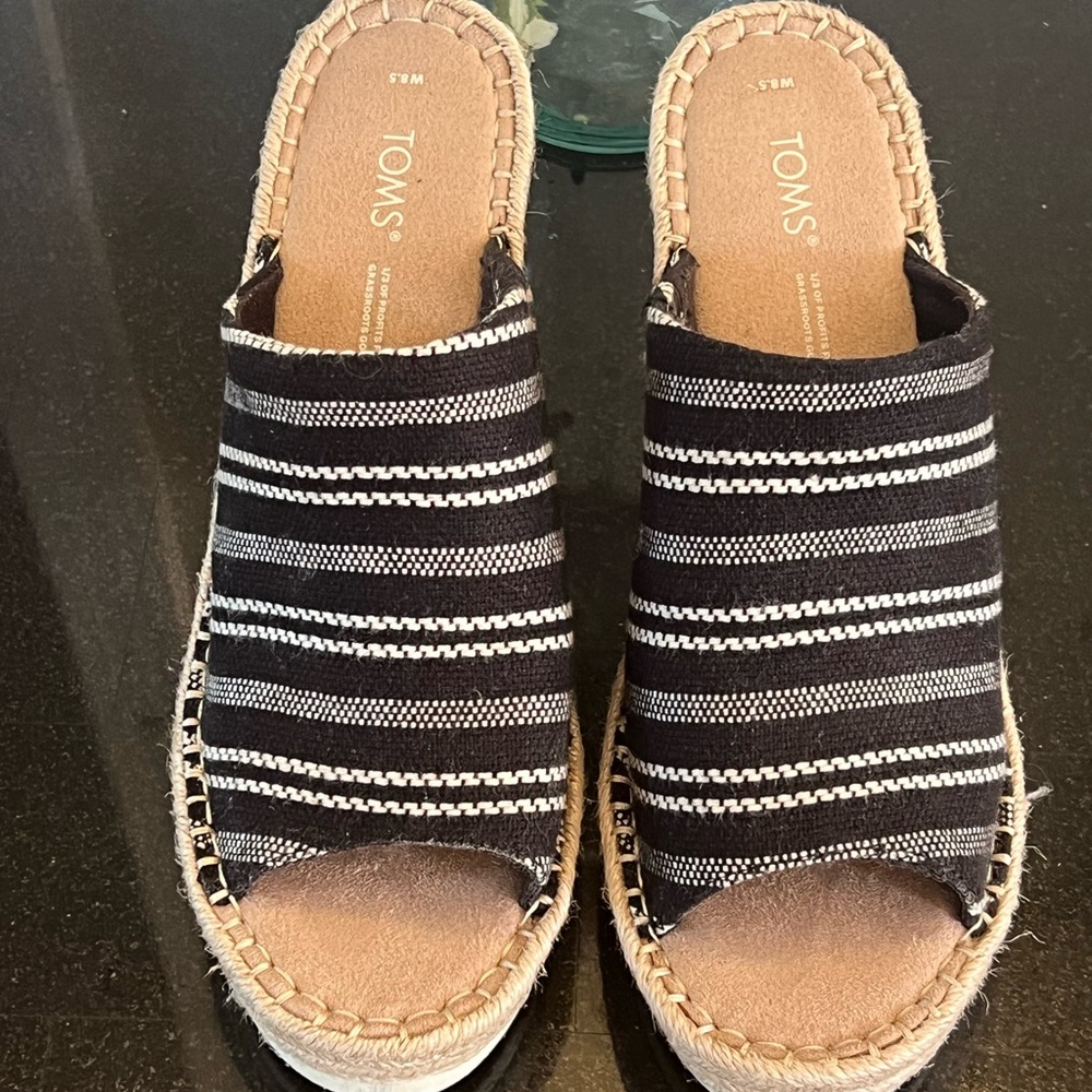 Tom’s Sandals size 8.5